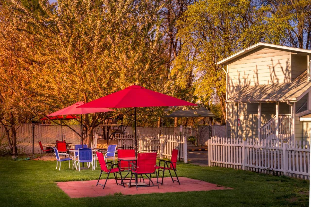 Maple Leaf Motel Shady Cove Exterior photo